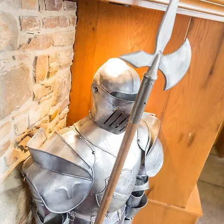 Burg Adenbach Szálloda 3*