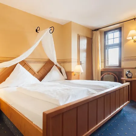 Burg Adenbach Szálloda 3*