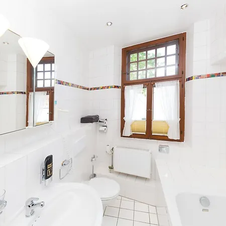 Burg Adenbach Szálloda 3*