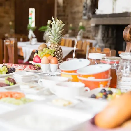 Burg Adenbach Szálloda 3*
