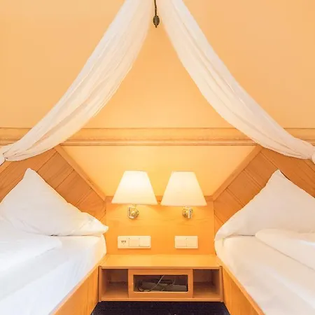 Burg Adenbach Szálloda 3*