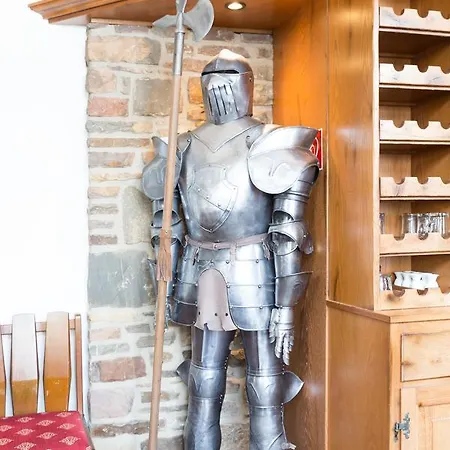 Burg Adenbach Szálloda 3*